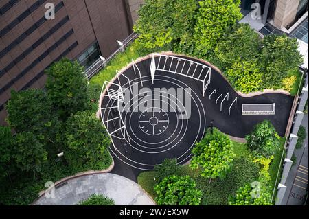 01.08.2023, Singapour, Singapour, Singapour, - vue de la terrasse panoramique Green Oasis du nouveau gratte-ciel CapitaSpring à une terrasse sur le toit vert avec un petit Banque D'Images