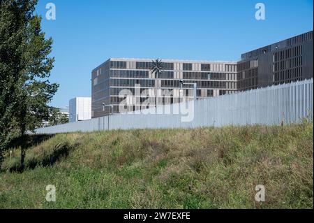 06.09.2023, Allemagne, Berlin, - vue de l'arrière du bâtiment principal du siège du Service fédéral de renseignement (BND) avec un artificiel Banque D'Images