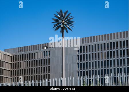 06.09.2023, Allemagne, Berlin, - vue de l'arrière du bâtiment principal du siège du Service fédéral de renseignement (BND) avec pa artificielle Banque D'Images