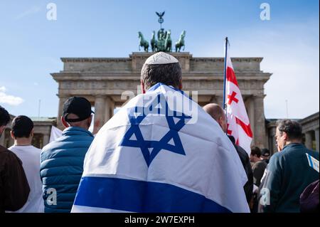 08.10.2023, Allemagne, Berlin, - plus de 2000 personnes ont répondu à un appel de la Société germano-israélienne de Berlin et Brandebourg et ont participé à un p Banque D'Images