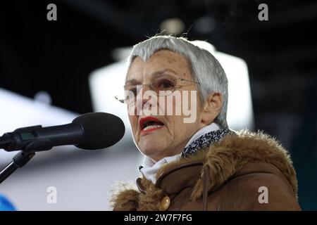 25.11.2023, Allemagne, Berlin, Berlin - manifestation de paix pro-Poutine - non aux guerres. Gabriele Krone-Schmalz, journaliste et publiciste. Démonstrateurs avec Banque D'Images