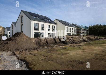 25.09.2023, Allemagne, Castrop-Rauxel, Rhénanie du Nord-Westphalie - Construction de logements dans la région de la Ruhr. Quartier neuf avec semi-détaché et Banque D'Images