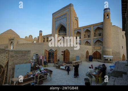 Khiva, Ouzbékistan - 15 décembre 2023 : visite de la vieille ville de Khiva, Ouzbékistan. Banque D'Images