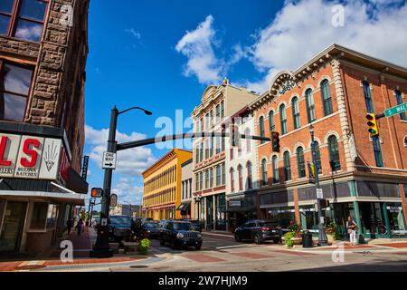 Quartier animé de la rue urbaine avec bâtiments historiques et circulation urbaine, Muncie Banque D'Images