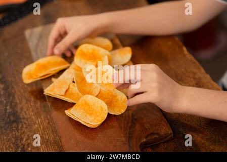 Temps de jeu avec des collations : jeu d'enfant d'empilement de jetons pendant la pause collation. Banque D'Images