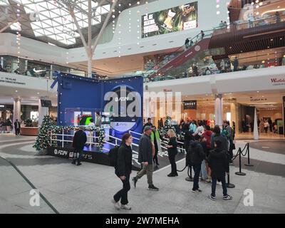 Londres Royaume-Uni 17 décembre 2023 lancement du jeu FC 2024 football live démo play à Westfields Londres Royaume-Uni pour Noël 2023 Banque D'Images