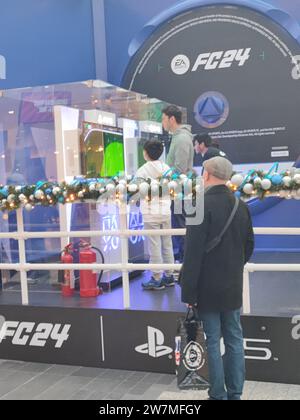 Londres Royaume-Uni 17 décembre 2023 lancement du jeu FC 2024 football live démo play à Westfields Londres Royaume-Uni pour Noël 2023 Banque D'Images