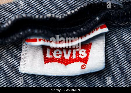 Gros plan de l'étiquette du nouveau LEVI'S 501 Jeans à l'intérieur. Logo et timbre LEVI'S sur le dessous du textile. Jean classique modèle Levi Banque D'Images