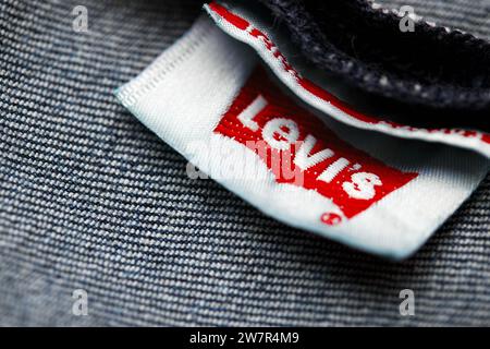 Gros plan de l'étiquette du nouveau LEVI'S 501 Jeans à l'intérieur. Logo et timbre LEVI'S sur le dessous du textile. Jean classique modèle Levi Banque D'Images