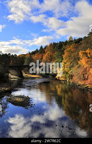 Couleurs d'automne, le pont d'Oich sur la rivière Oich, Loch Oich, Highlands d'Écosse, Royaume-Uni Banque D'Images