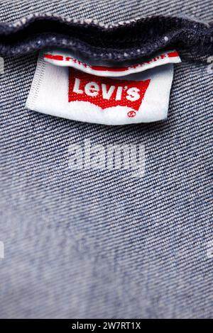 Gros plan de l'étiquette du nouveau LEVI'S 501 Jeans à l'intérieur. Logo et timbre LEVI'S sur le dessous du textile. Jean classique modèle Levi Banque D'Images