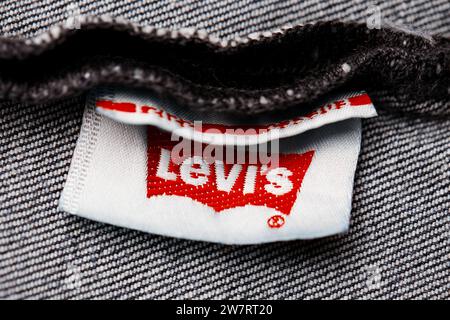 Gros plan de l'étiquette du nouveau LEVI'S 501 Jeans à l'intérieur. Logo et timbre LEVI'S sur le dessous du textile. Jean classique modèle Levi Banque D'Images