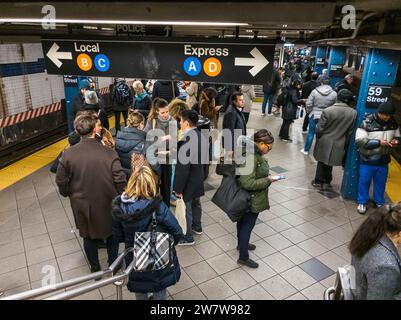 Fréquentation en semaine à la station 59 St-Columbus Circle dans le métro New-yorkais le mercredi 13 décembre 2023. (© Richard B. Levine) Banque D'Images