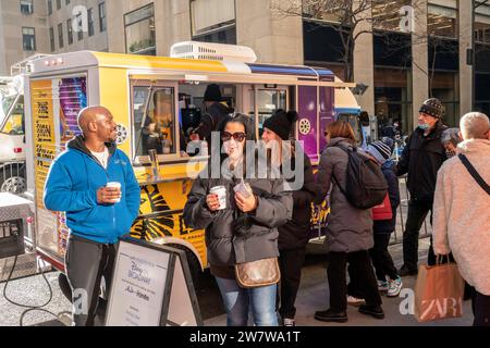 Un camion citron réaménagé sert des boissons gratuites au café aux passants, gracieusement offert par The Walt Disney Co., une activation de la marque Disney sur Broadway, vue le mercredi 20 décembre 2023. (©ÊRichard B. Levine) Banque D'Images