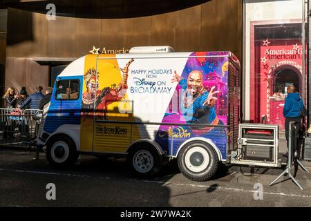 Un camion citron réaménagé sert des boissons gratuites au café aux passants, gracieusement offert par The Walt Disney Co., une activation de la marque Disney sur Broadway, vue le mercredi 20 décembre 2023. (©ÊRichard B. Levine) Banque D'Images