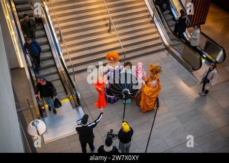 Drag Queens tourne au Moynihan train Hall à Penn Station à New York le mercredi 13 décembre 2023. (© Richard B. Levine) Banque D'Images