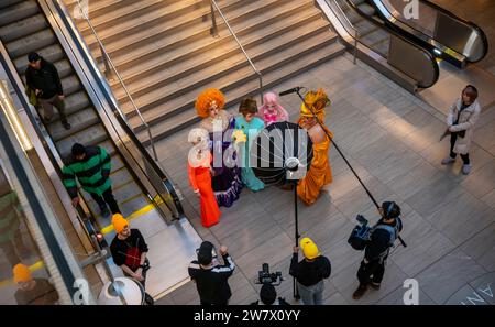 Drag Queens tourne au Moynihan train Hall à Penn Station à New York le mercredi 13 décembre 2023. (© Richard B. Levine) Banque D'Images