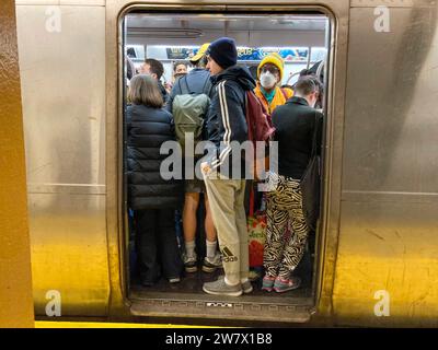 Train de métro bondé à New York le samedi 16 décembre 2023. (© Frances M. Roberts) Banque D'Images