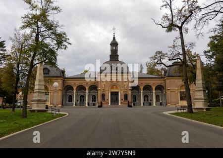 Majestueux bâtiment mortuaire et entrée au cimetière historique de Mirogoj à Zagreb, Croatie Banque D'Images