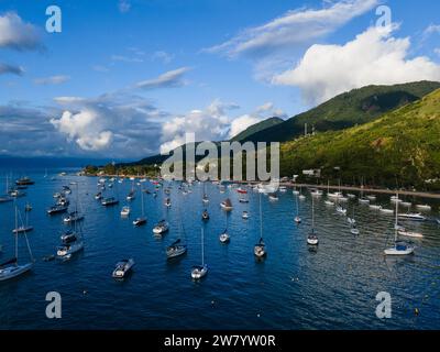 Bateaux amarrés le long de la ville balnéaire d'Ilhabela, au sud-est du Brésil Banque D'Images