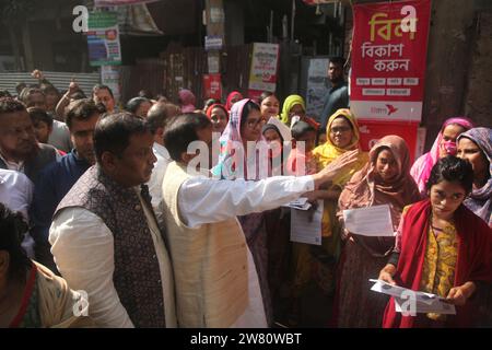 Dhaka Bangladesh 21 December2023,Alhaj Mohammad Wakil Uddin, candidat de la Ligue Awami pour la circonscription de Dhaka-11 à la 10e élection parlementaire, est p Banque D'Images