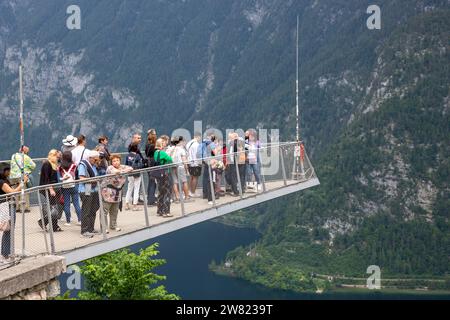 Hallstatt, Autriche - 17 juin 2023 : Hallstatt Skywalk observation Deck avec vue panoramique Banque D'Images