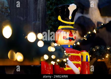 DAS Nikolausdorf 2023, der Weihnachtsmarkt auf dem Kölner Rudolfplatz, lockt in diesem Jahr wieder viele Besucher mit Kunsthandwerk, Live-Musik, Genuss und Lichtinstallationen. Im ein großer Nussknacker an einer Bude. Aufgrund des Sturms Zoltan sind indes die städtischen Weihnachtsmärkte geschlossen worden. Symbolbild, Themenbild Köln, 21.12.2023 NRW Deutschland *** Nikolausdorf 2023, le marché de Noël sur Colognes Rudolfplatz, attirera de nouveau de nombreux visiteurs cette année avec des arts et de l'artisanat, de la musique live, des délices et des installations lumineuses dans un grand casse-noisette sur un stand en raison de la tempête Zolta Banque D'Images