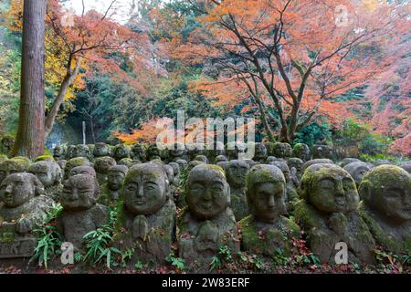 Petites statues du temple Otagi Nenbutsu-ji à Kyoto. Banque D'Images