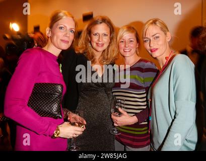 Tamara von Nayhauss Barbara Schoeneberger Silke Bodenbender Gesine Cukrowski - Kampf gegen Hunger Vernissage - Berlin - 18.10.2012 Berlin Deutschland Allemagne Copyright : xJamesxColdreyx Banque D'Images