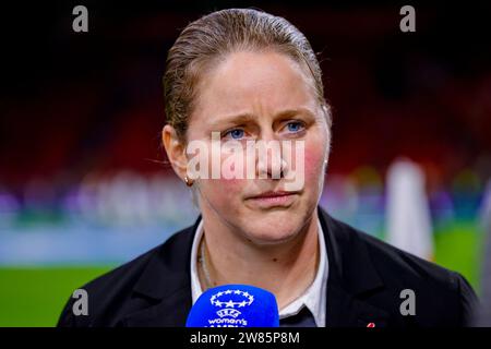 AMSTERDAM, NIEDERLANDE - DÉCEMBRE 20 : l'entraîneuse Suzanne Bakker (AJAX Amsterdam) se penche sur le groupe C - Ligue des champions féminine de l'UEFA Banque D'Images