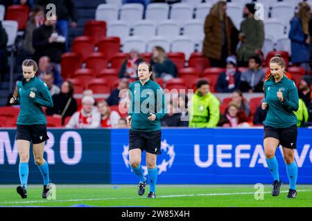 AMSTERDAM, NIEDERLANDE - DÉCEMBRE 20 : l'arbitre assistante Ceri Louise Williams, l'arbitre Cheryl Foster et l'arbitre assistante Victoria Finlay regardent dur Banque D'Images