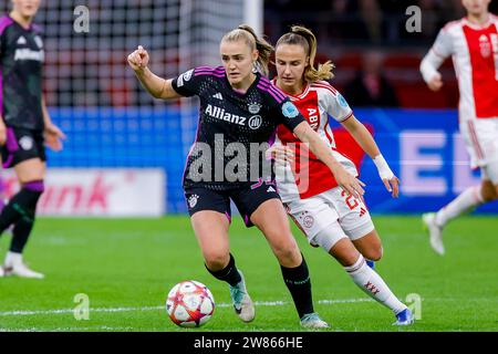 AMSTERDAM, NIEDERLANDE - DÉCEMBRE 20 : Georgia Stanway (FC Bayern Munchen) et Rosa van Gool (AJAX Amsterdam) se battent pour le ballon lors du G d'entraînement Banque D'Images