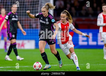 AMSTERDAM, NIEDERLANDE - DÉCEMBRE 20 : Georgia Stanway (FC Bayern Munchen) et Rosa van Gool (AJAX Amsterdam) se battent pour le ballon lors du G d'entraînement Banque D'Images