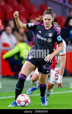 AMSTERDAM, NIEDERLANDE - DÉCEMBRE 20 : Sarah Zadrazil (FC Bayern Munchen) et Rosa van Gool (AJAX Amsterdam) se disputent le ballon lors du GR d'entraînement Banque D'Images