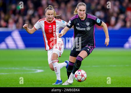 AMSTERDAM, NIEDERLANDE - DÉCEMBRE 20 : Rosa van Gool (AJAX Amsterdam) et Sydney Lohmann (FC Bayern Munchen) se disputent le ballon lors du GR d'entraînement Banque D'Images