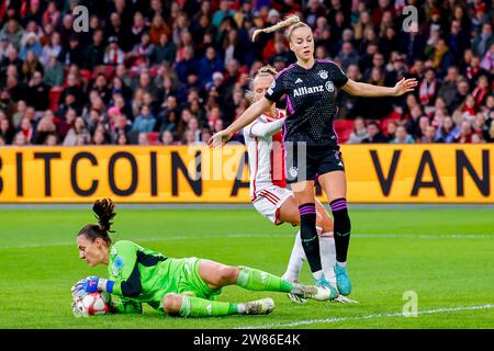 AMSTERDAM, NIEDERLANDE - DÉCEMBRE 20 : Maria Luisa Grohs (FC Bayern Munchen) et Giulia Gwinn (FC Bayern Munchen) se disputent le ballon pendant le traini Banque D'Images