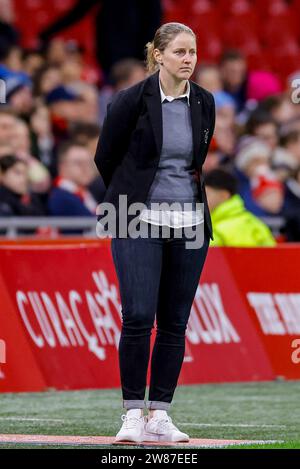 AMSTERDAM, NIEDERLANDE - DÉCEMBRE 20 : l'entraîneuse Suzanne Bakker (AJAX Amsterdam) se penche sur le groupe C - Ligue des champions féminine de l'UEFA Banque D'Images
