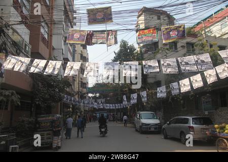 Dhaka Bangladesh 21 December2023,la campagne électorale pour les 12e élections législatives a commencé. Les routes sont couvertes par le po du candidat Banque D'Images