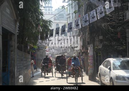 Dhaka Bangladesh 21 December2023,la campagne électorale pour les 12e élections législatives a commencé. Les routes sont couvertes par le po du candidat Banque D'Images