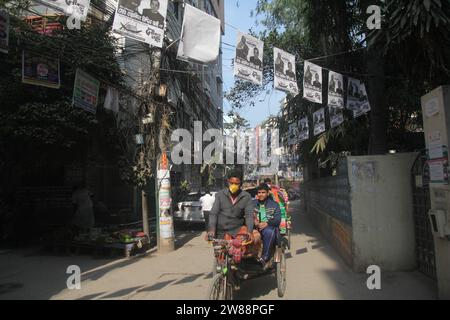 Dhaka Bangladesh 21 December2023,la campagne électorale pour les 12e élections législatives a commencé. Les routes sont couvertes par le po du candidat Banque D'Images