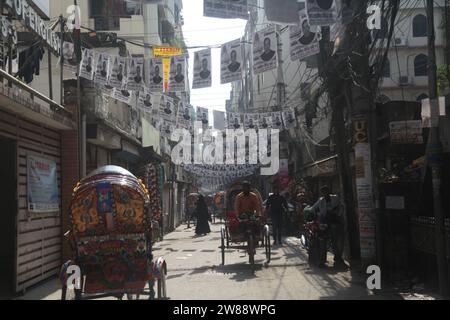 Dhaka Bangladesh 21 December2023,la campagne électorale pour les 12e élections législatives a commencé. Les routes sont couvertes par le po du candidat Banque D'Images