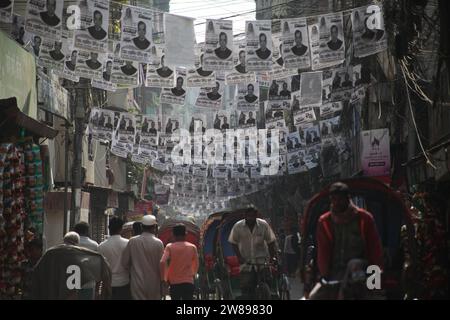 Dhaka Bangladesh 21 December2023,la campagne électorale pour les 12e élections législatives a commencé. Les routes sont couvertes par le po du candidat Banque D'Images