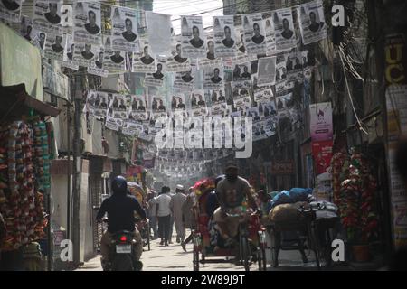 Dhaka Bangladesh 21 December2023,la campagne électorale pour les 12e élections législatives a commencé. Les routes sont couvertes par le po du candidat Banque D'Images