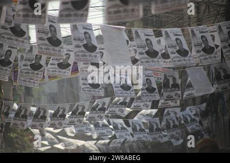 Dhaka Bangladesh 21 December2023,la campagne électorale pour les 12e élections législatives a commencé. Les routes sont couvertes par le po du candidat Banque D'Images