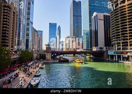 Bateau d'excursion jaune passant sous le pont sur le canal de Chicago avec des gratte-ciel le long de la voie navigable, tourisme des États-Unis Banque D'Images