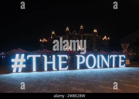 Le signe Pointe avec l'Atlantis, l'hôtel Palm en arrière-plan à Palm Jumeirah, Dubaï, Émirats arabes Unis Banque D'Images