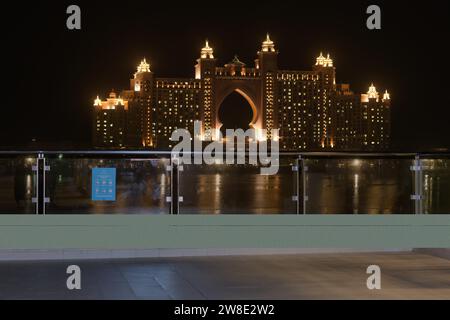 Vue nocturne de l'Atlantis illuminé, l'hôtel Palm, Dubaï, Émirats arabes Unis Banque D'Images