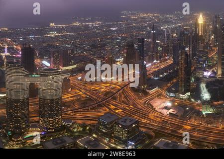 Vue panoramique au crépuscule des gratte-ciel de Dubaï depuis at the Top, Burj Khalifa observation deck, Dubaï, Émirats arabes Unis Banque D'Images