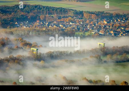 Vue aérienne, brouillard au-dessus de l'écluse de Flaesheim sur le canal Wesel-Datteln et la rivière Lippe avec vue sur Flaesheim, entouré par le tre caduque automnal Banque D'Images