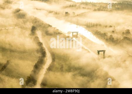 Vue aérienne, brouillard au-dessus de l'écluse de Flaesheim sur le canal Wesel-Datteln et la plaine inondable de Lippe avec la rivière Lippe, entourée de tr caduques automnal Banque D'Images